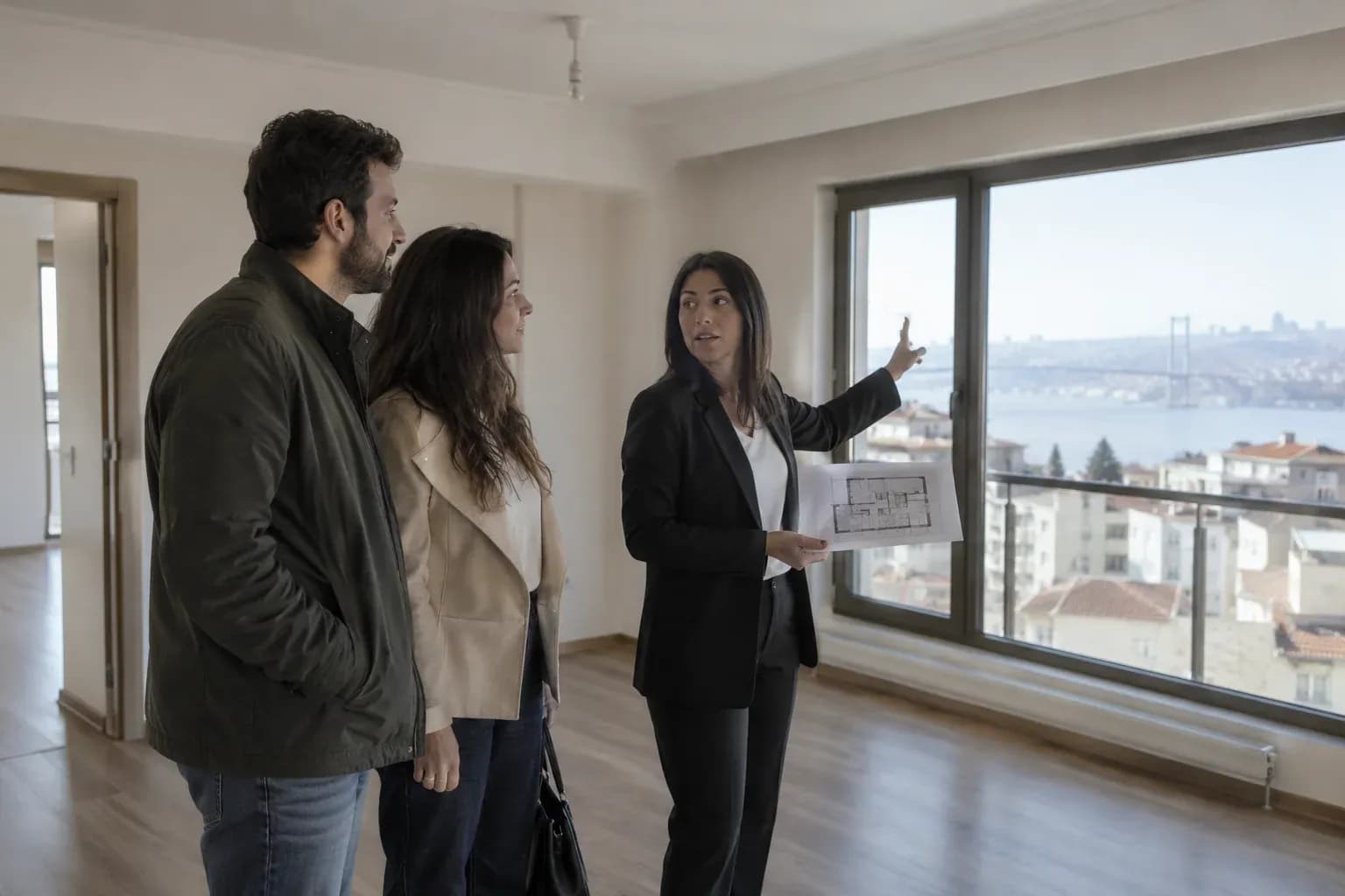 İstanbul’daki bir daireyi çift ile birlikte gezen gayrimenkul danışmanı